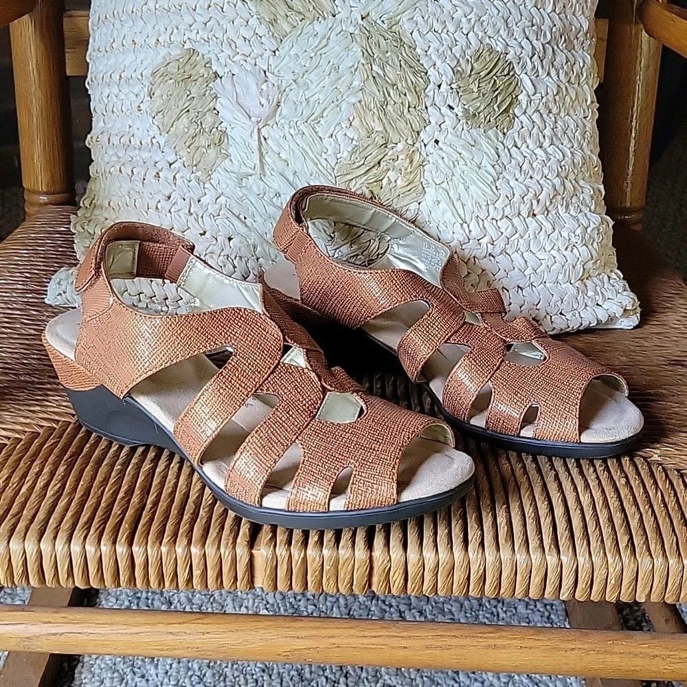 NWOT,  Soft Style Patsie, sandals, size  7.5 narrow, bronze